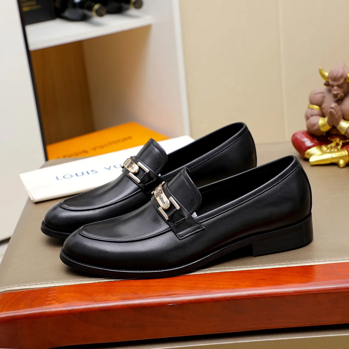 Men's Men's Shoes 💰420 💰[Louis Vuitton] LV high-end business formal leather shoes! ! Luxurious and elegant style, equal emphasis on practicality and style, professional focus on details and quality, counter original 1⃣️: 1⃣️ super accurate reproduction👍🏻! Material: The upper is made of imported original soft 🐂cowhide ➕imported first-layer sheepskin lining. Original anti-slip and wear-resistant outsole! Code number: 39--45, (38.46 custom-made) Large quantities in stock!